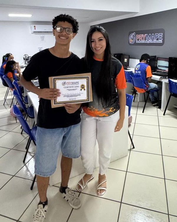 Aluno da Prymape recebendo o certificado de conclusão de curso