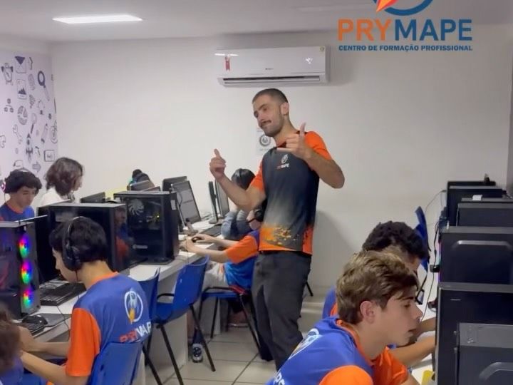 Aula prática no laboratório de informática da Prymape